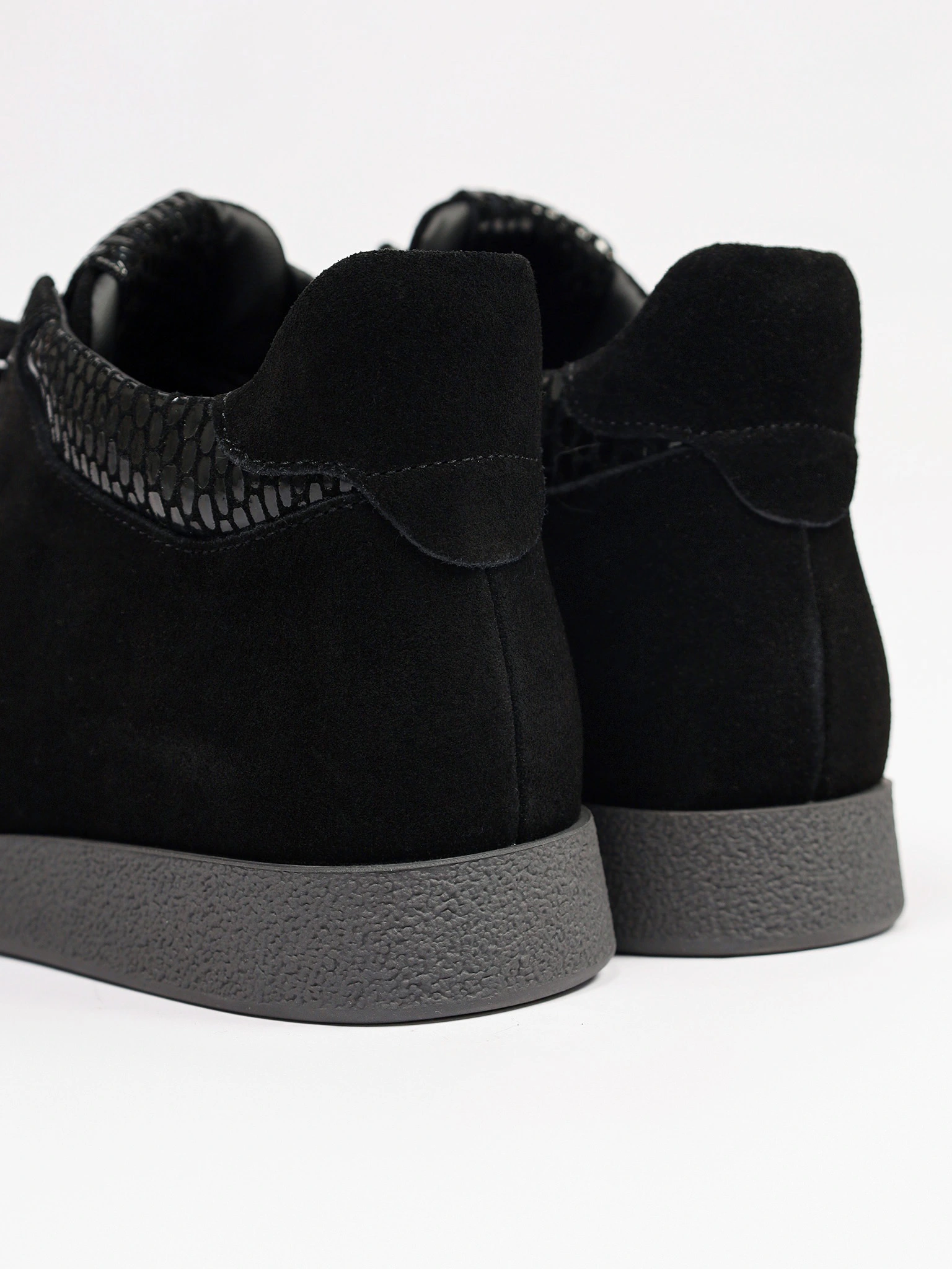 Ботинки черного цвета из натуральной замши на низкой подошве